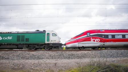 Una locomotora de Adif remolca por la vía los cinco vagones del tren Iryo que están en mejores condiciones