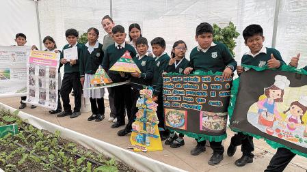 Irene Hernández, la quinta por la izquierda, en el huerto pedagógico que ha impulsado en Bolivia para 400 niños