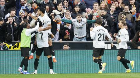 El defensa suizo del Valencia Eray Cömert (3i) celebra su gol ante el Espanyol