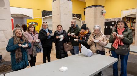 Algunos de los asistentes a la degustación de cardo celebrada ayer en el Mercado de Abastos de Tudela