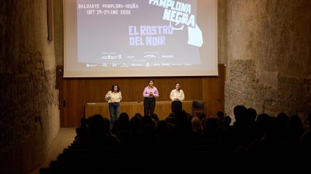 Tres de las actrices del grupo de teatro de la UPNA en la escena inicial de la ruta teatralizada