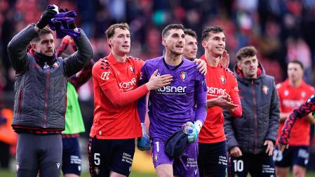 Los jugadores de Osasuna agradecen el apoyo a sus seguidores desplazados a Vallecas