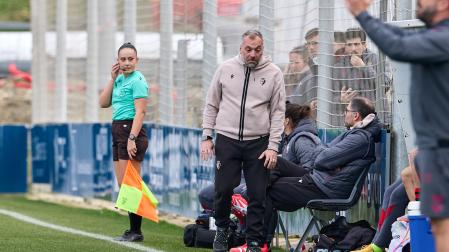 Josu Domínguez, entrenador de Osasuna Femenino, se sorprende de una decisión arbitral en el anterior partido frente al Tenerife B