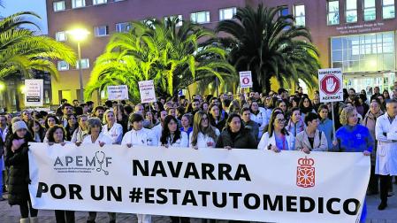 CONCENTRACION MEDICOS DE NAVARRA POR LA HUELGA NACIONAL FRENTE AL EDIFICIO DE CONSULTAS EXTERNAS PRINCIPE DE VIANALos facultativos concentrados ayer por la mañana ante el Centro Príncipe de Viana. J.C.CORDOVILLA