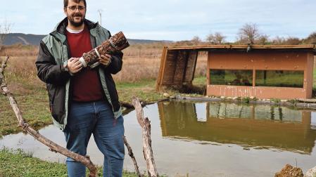 Felipe Marín Malo frente a uno de los escondites, semi enterrado y con una balsa delante.