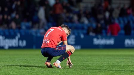 El extremo de Osasuna Promesas Carlos Lumbreras se lamenta tras la derrota ante el Arenas
