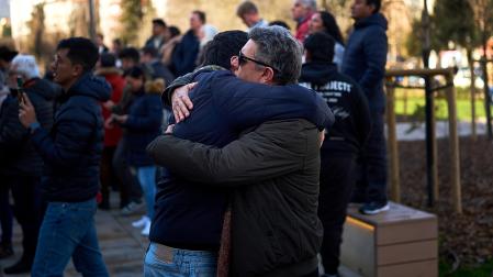 Familiares despidiéndose de estudiantes antes de las pruebas de Formación Sanitaria Especializada