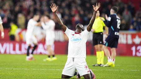 El sevillista Akor Adams, autor del tanto de penalti que puso el 2-1 en el marcador, celebra el triunfo al finalizar el partido