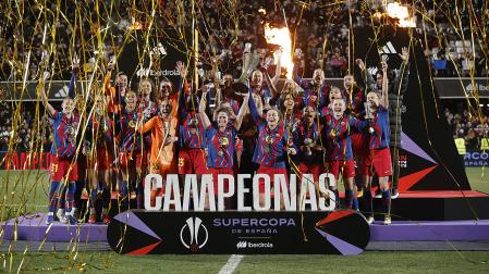Las jugadoras del FC Barcelona celebran su victoria en la final de la Supercopa de España
