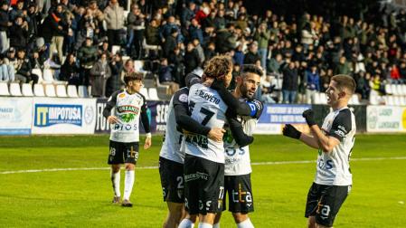Los jugadores del Tudelano felicitan a Alayeto, autor de un doblete