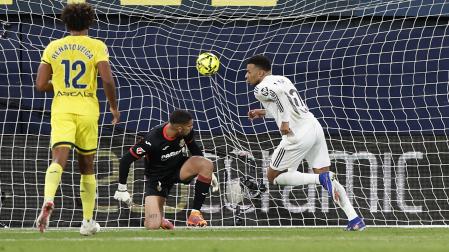 El delantero francés del Real Madrid Kylian Mbappé marca su segundo gol de penalti