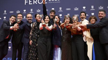 La realizadora Alauda Ruiz de Azua, acompañada por el equipo de la película 'Los Domingos', posa con los premios recibidos durante la gala de entrega de los Premios Feroz 2026