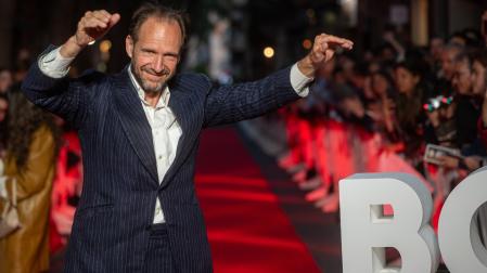 El actor Ralph Fiennes, a su llegada al photocall de la película 'The Return' en el BCN Film Fest de Barcelona en mayo de 2025