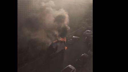La furgoneta en la que se encontraba el hombre se ha incendiado