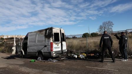 La furgoneta se ha incendiado y ha fallecido el hombre que la ocupaba.