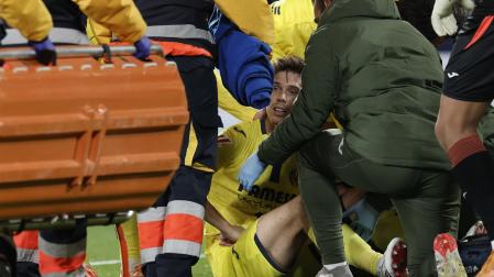 Juan Foyth, atendido sobre el césped tras lesionarse durante el partido ante el Real Madrid