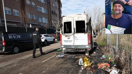 Estado en el que ha quedado la furgoneta tras el incendio. A la derecha, en la parte superior, una imagen de Toni Martínez