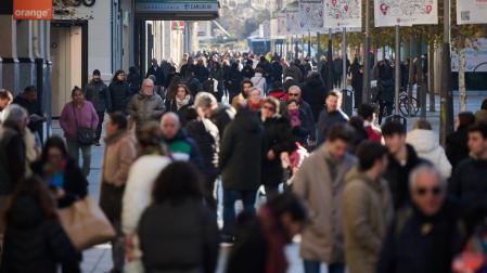 A: MIGUEL OSÉS F: 26-12-2023 P: L: PAMPLONA T: PERSONAS CAMINANDO POR LA CALLE DATOS DEL PADRÓN