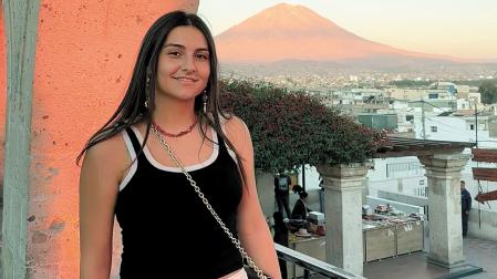 María Ruiz Sánchez en la ciudad de Arequipa con el volcán Misti de fondo