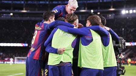 Los jugadores del Barça celebran el segundo tanto, obra de Raphinha