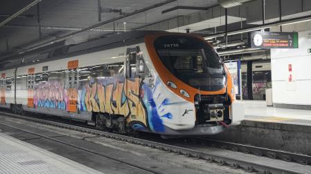 El gestor Adif y la compañía Renfe han suspendido el tráfico de los trenes de Rodalies y regionales a instancias del Gobierno de Cataluña, que les ha exigido que el servicio no se retome hasta que puedan garantizar la seguridad de los pasajeros y un "mínimo" de normalidad