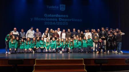 Galardonados, premiados y autoridades posaron juntos sobre el escenario del Gaztambide de Tudela