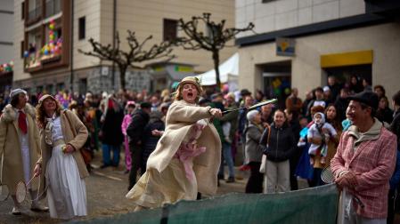 Color, disfraces, alegría y cleebración durante el desfile de las carrozas este domingo, 25 de enero, en Leitza