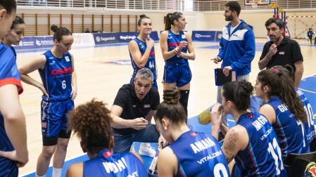 Juancho Ferreira dando instrucciones a sus jugadoras en un tiempo muerto