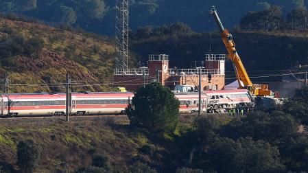 Varias grúas trabajan sobre el tren de Iryo accidentado, en el lugar de descarrilamiento de los trenes en el accidente ferroviario de Adamuz (Córdoba)
