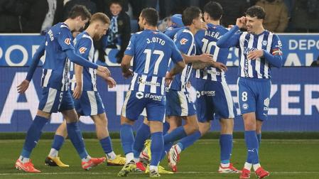Los jugadores del Alavés celebran el gol de Toni Martínez, segundo del equipo vasco, durante el partido contra el Real Betis en Mendizorroza