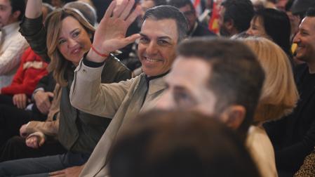 El presidente del Gobierno, Pedro Sánchez, y la secretaria general del PSOE de Aragón y candidata a las elecciones autonómicas, Pilar Alegría, el domingo, en un mitin en Huesca