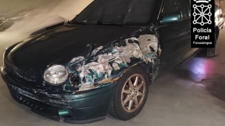 Coche del detenido, con los daños tras golpear al vehículo policial