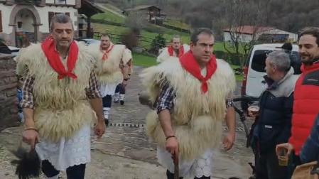 Vídeo de la salida de un primer grupo de joaldunak en el barrio de Aurtitz, de Ituren