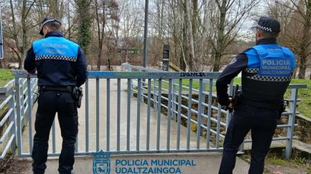 Cerradas las pasarelas del Club Natación sobre el río Arga.