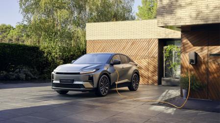 El Toyota C-HR+ Electric es capaz de cargar del 10% al 80% en solo 28 minutos