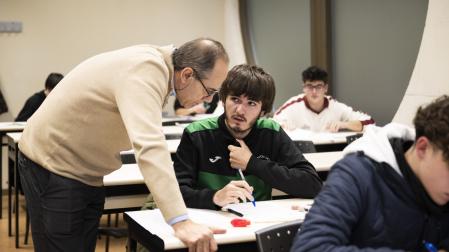 El profesor de la UPNA Gustavo Ochoa atiende una consulta de Oroel Villanúa, ganador de la fase local de la Olimpiada Matemática.