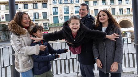 Emma Madorrán Ojuel imita el vuelo que realizará el Domingo de Resurrección ante la mirada de sus padres Begoña y Pedro, y de sus hermanos Carlota y Matías
