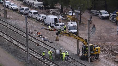 Vista este lunes de las vías despejadas tras la retirada de los vagones siniestrados en Adamuz (Córdoba)