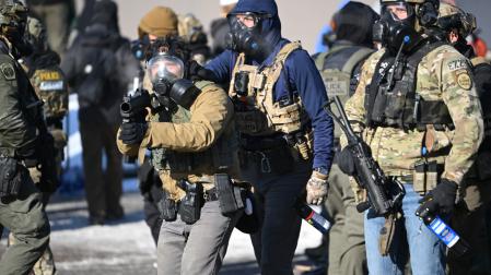 Agentes federales reprimen en Minneápolis las protestas por el asesinato de un enfermero a manos de agentes del ICE, la nueva fuerza migratoria de Trump