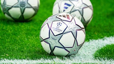 Imagen de los balones oficiales de la Champions League antes de un encuentro