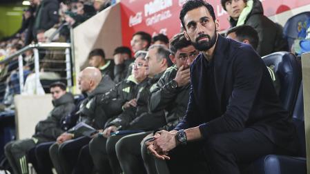 Alvaro Arbeloa en el banquillo de La Cerámica antes del inicio del Villarreal-Real Madrid