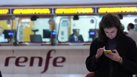 Una persona esperaba este lunes en la estación de Sants. en Barcelona. Renfe informaba a primera hora de que se suspendía el servicio de Rodalies