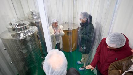 Beatriz Ochotorena, de la Granja Escuela Ultzama, explica el proceso llevado a cabo con el lactosuero