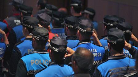 Agentes asistentes a una de las fiestas de las policías de la comarca en 2015 realizan el saludo