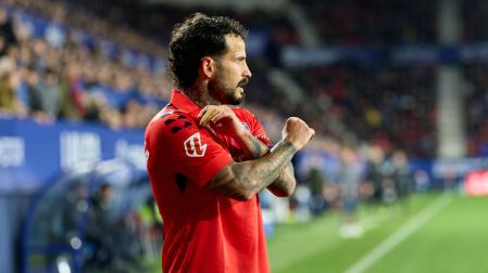 Rubén García marca jugada antes de ejecutar un saque de esquina en un partido en el estadio de El Sadar.