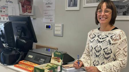 Idoia Monente, tras el mostrador de su tienda en Caparroso