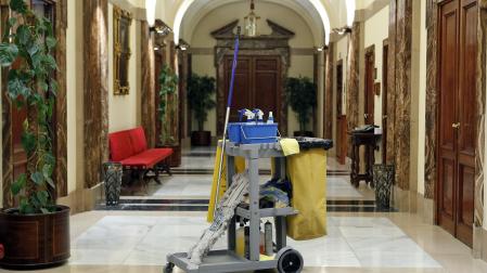 n carrito de limpieza, en uno de los pasillos del Ayuntamiento de Pamplona, en una imagen de archivo