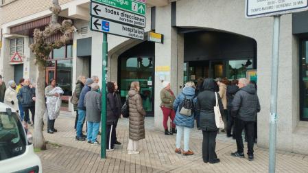 Colas, este lunes, para ser atendidos en las oficinas de la Seguridad Social en Pamplona