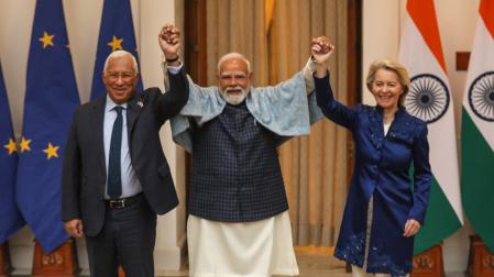 La presidenta de la Comisión Europea, Ursula von der Leyen (D), y el presidente del Consejo Europeo, António Luís Santos da Costa (I), posan para las fotografías junto al primer ministro de la India, Narendra Modi (C)
