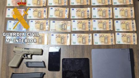 Durante la actuación se intervinieron,1.159 euros bloqueados en cuenta, dinero en efectivo, documentación bancaria, tarjetas SIM, un DNI español y un NIE portugués falsificados, así como una pistola detonadora